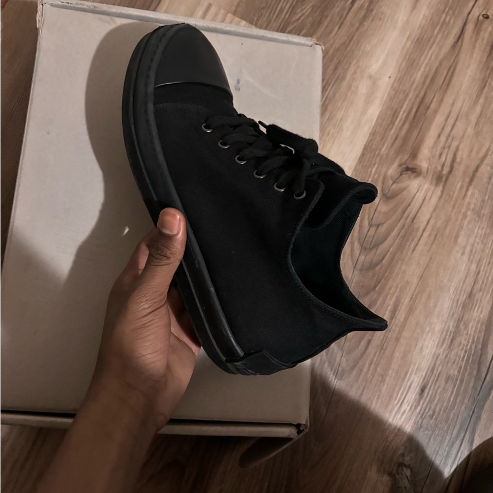 Rick Owen black 41 us 8 comes with box and tags